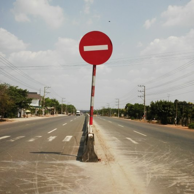Các biển báo cấm ô tô rẻ trái là cấm luôn quay đầu nhé các bác Các biển báo cấm ô tô rẻ trái là cấm luôn quay đầu nhé các bác
