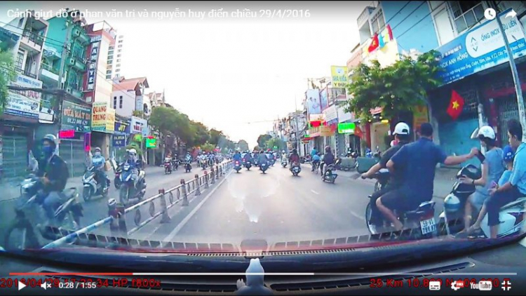 Cảnh giật đồ ở Phan Văn Trị và Nguyễn Huy Điển chiều 29/4/2016