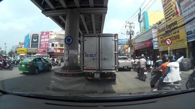 Biển báo vòng xoay chân cầu vượt Lăng Cha Cả Biển báo vòng xoay chân cầu vượt Lăng Cha Cả