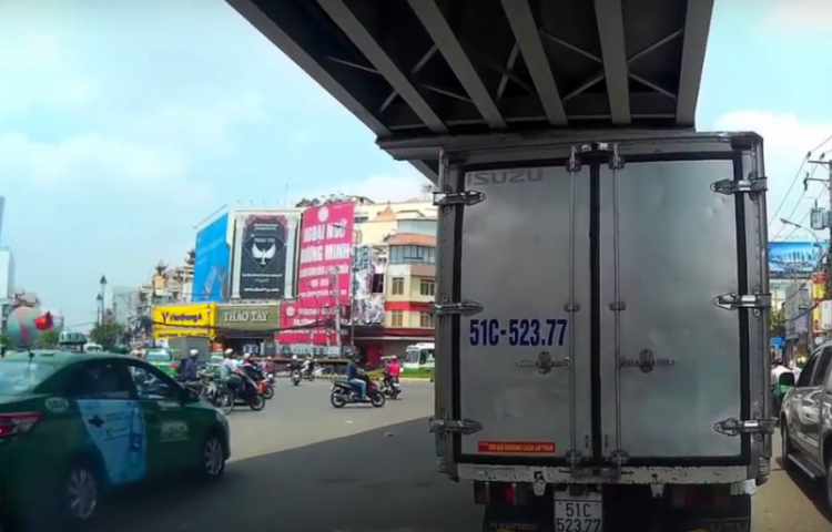 Biển báo vòng xoay chân cầu vượt Lăng Cha Cả Biển báo vòng xoay chân cầu vượt Lăng Cha Cả