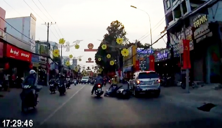 Xe máy đâm vào ô tô đang đậu bên đường