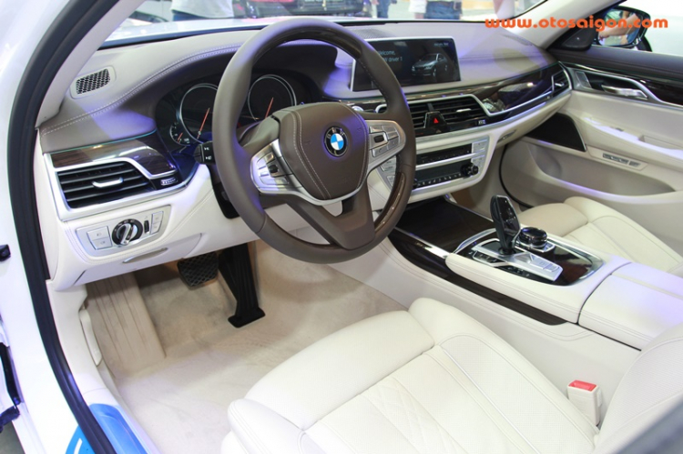 Chi tiết cặp đôi BMW 750 Li và 740Li M Sport tại BMW World Vietnam 2016 Chi tiết cặp đôi BMW 750 Li và 740Li M Sport tại BMW World Vietnam 2016