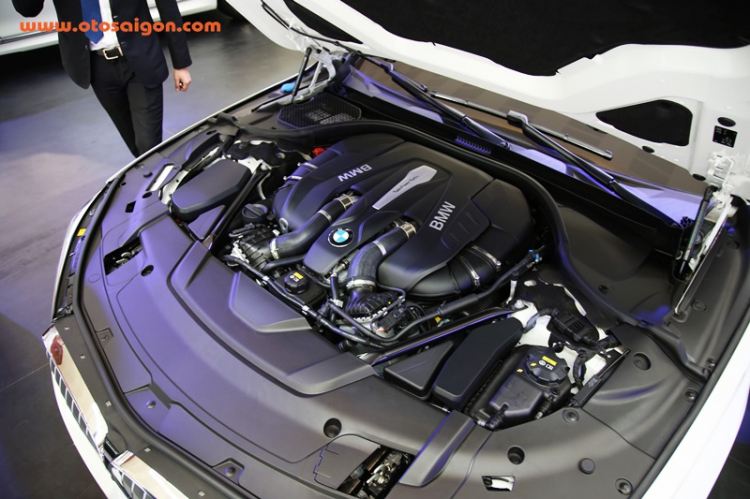 Chi tiết cặp đôi BMW 750 Li và 740Li M Sport tại BMW World Vietnam 2016 Chi tiết cặp đôi BMW 750 Li và 740Li M Sport tại BMW World Vietnam 2016