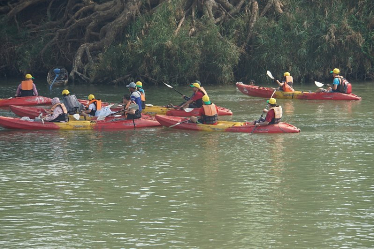 Hành trình Vietnam-Laos-Cambodia, Previa Club