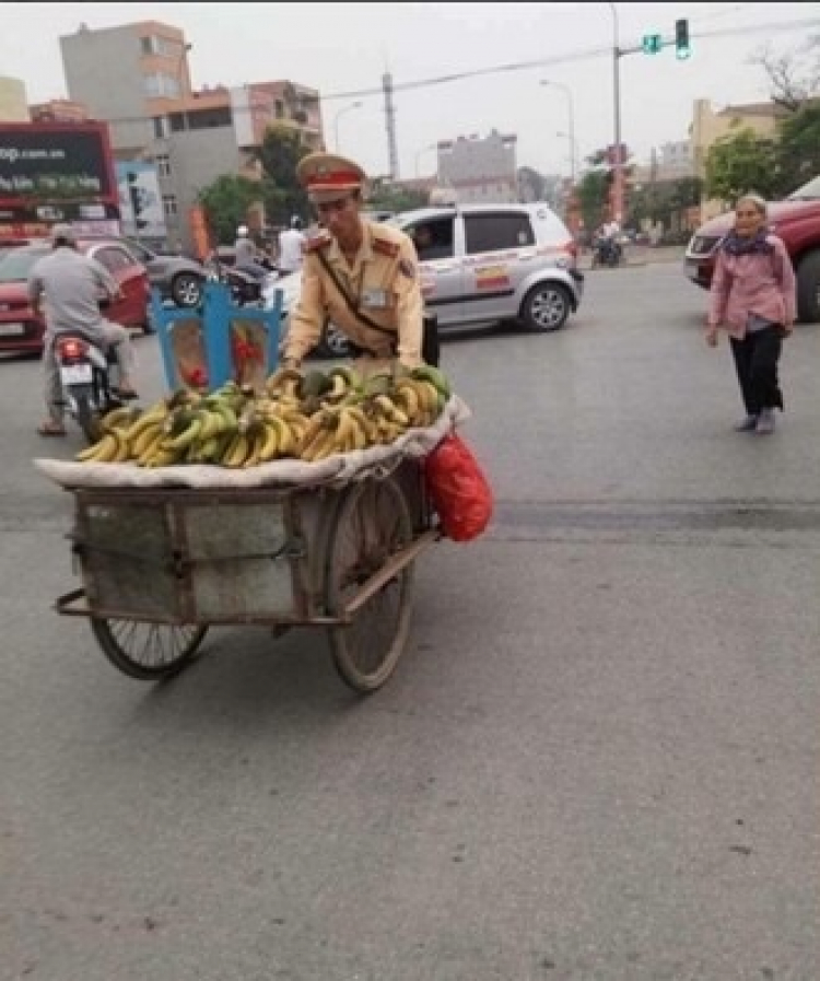CSGT vượt đèn đỏ
