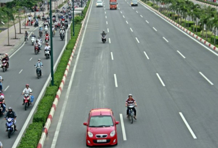 anh-xe-may-chay-vao-duong-cam-tren-dai-lo-pham-van-dong_2.jpg