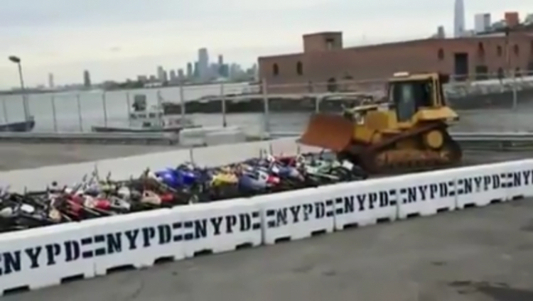 Cảnh sát New York cán nát mô tô địa hình để “dằn mặt” biker