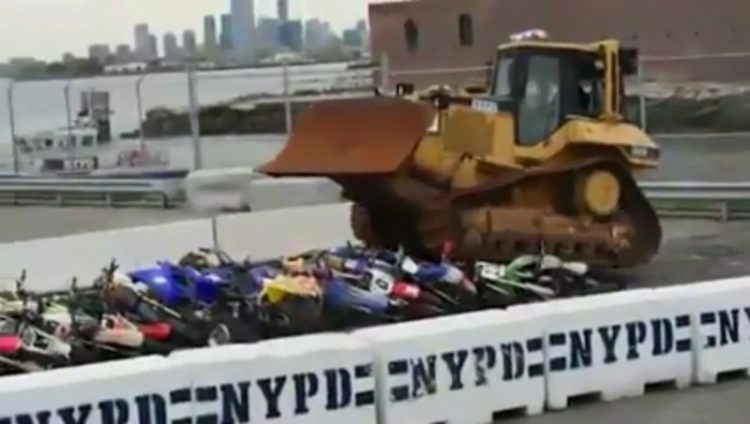 Cảnh sát New York cán nát mô tô địa hình để “dằn mặt” biker