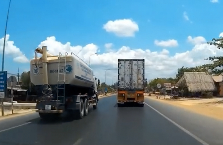 Tổng hợp video xe tải & ben "quậy" trên đường