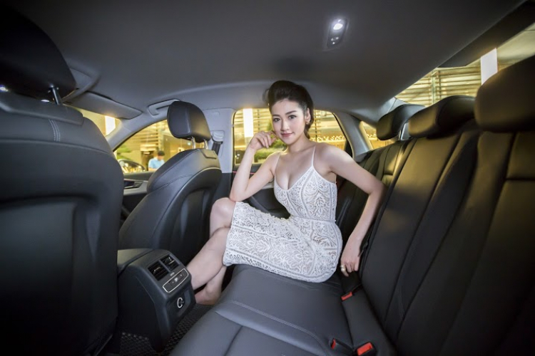 Á hậu Dương Tú Anh gợi cảm bên Audi A4