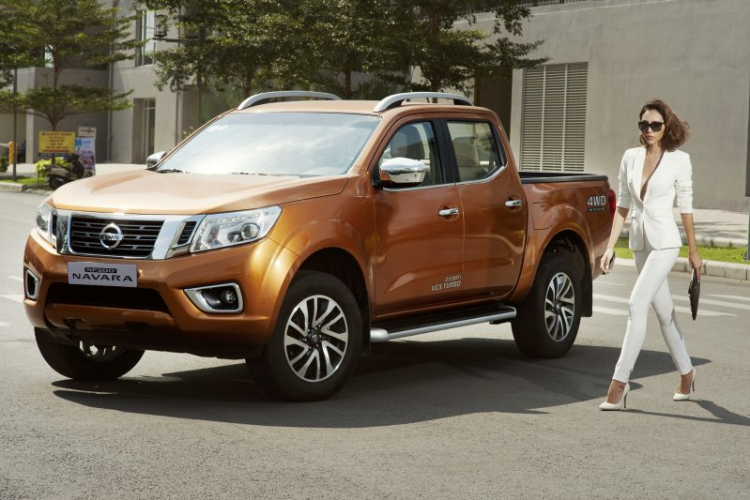 Siêu mẫu Minh Triệu khoe dáng bên Nissan NP300 Navara