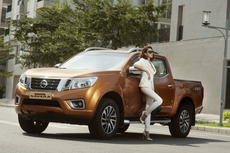 Siêu mẫu Minh Triệu khoe dáng bên Nissan NP300 Navara