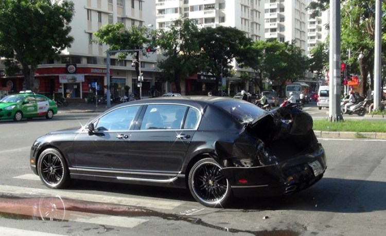 Ôtô Bentley giá chục tỷ đồng bị container húc văng ở Sài Gòn