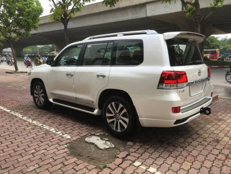 Toyota Land Cruiser "nhập ngoài" - chất chơi riêng của đại gia Việt