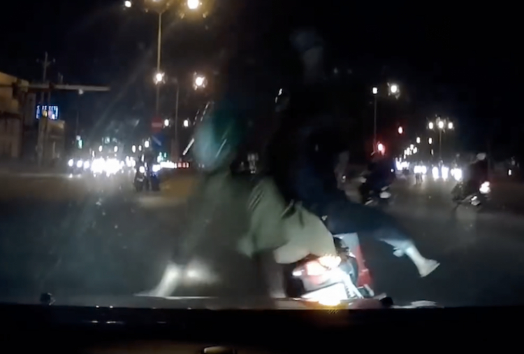 Xém cho 2 ông đi ngắm "gà khoả thân" !