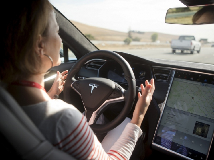 Không đầy 2 năm nữa Tesla đã sẵn sàng bán xe hoàn toàn tự lái