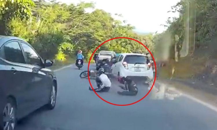 Ôtô 'điên' tông 6 người đi xe máy ngã hàng loạt