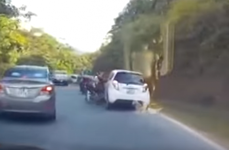 Ôtô 'điên' tông 6 người đi xe máy ngã hàng loạt Ôtô 'điên' tông 6 người đi xe máy ngã hàng loạt