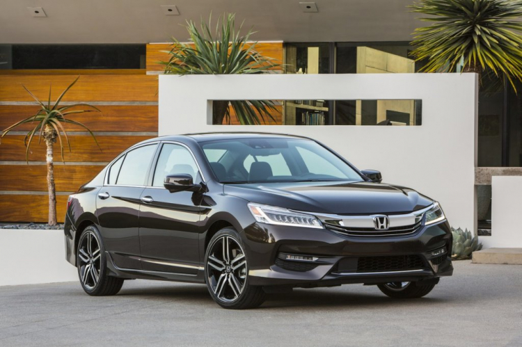 Chọn xe nào giữa Toyota Camry và Honda Accord ?