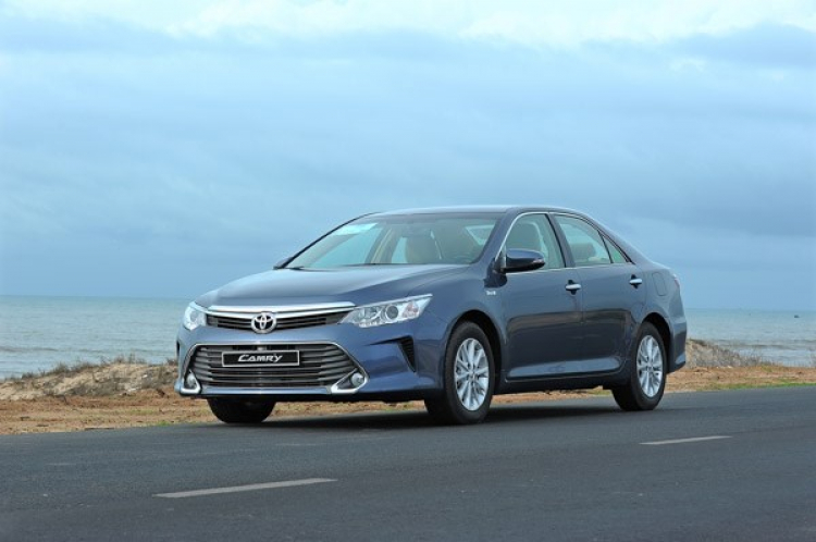 Chọn xe nào giữa Toyota Camry và Honda Accord ?