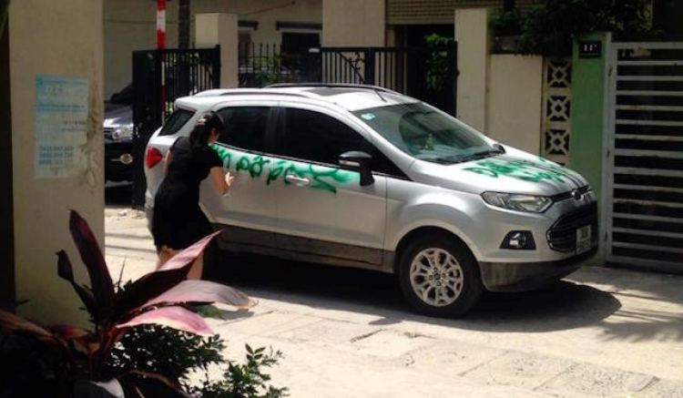 Đậu bậy ở Hà Nội, bị xịt sơn lên xe "cảnh cáo"