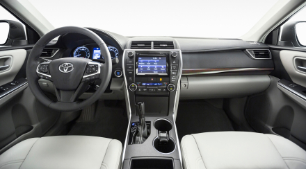 2015_Toyota_Camry_XLE_013.jpg