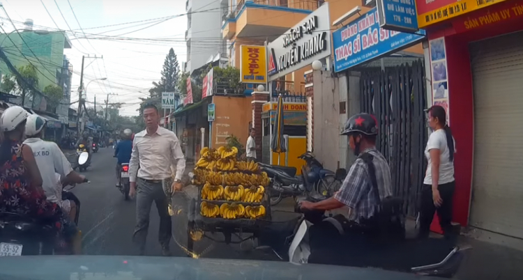 CHỊ BÁN CHUỐI CẢN GÂY CẢN TRỞ GIAO THÔNG