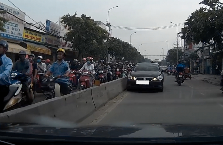 Kẹt xe, Binh đoàn 4 bánh chạy ngược chiều bất chấp tất cả