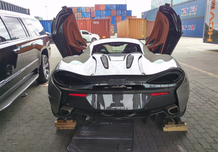 Cận cảnh McLaren 570S đầu tiên vừa cập cảng Sài Gòn