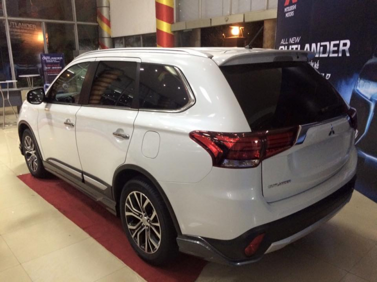 Mitsubishi Outlander 2016 bất ngờ xuất hiện tại Việt Nam