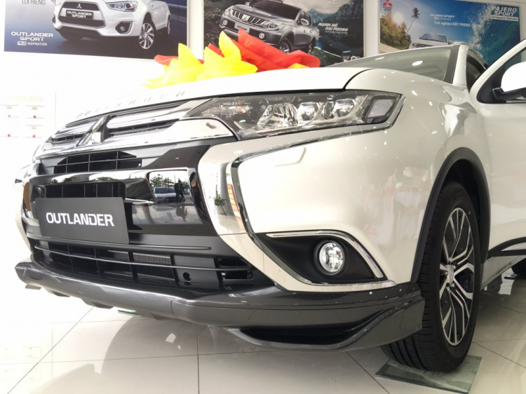 Mitsubishi Outlander 2016 ra mắt tại AMC Quận 7