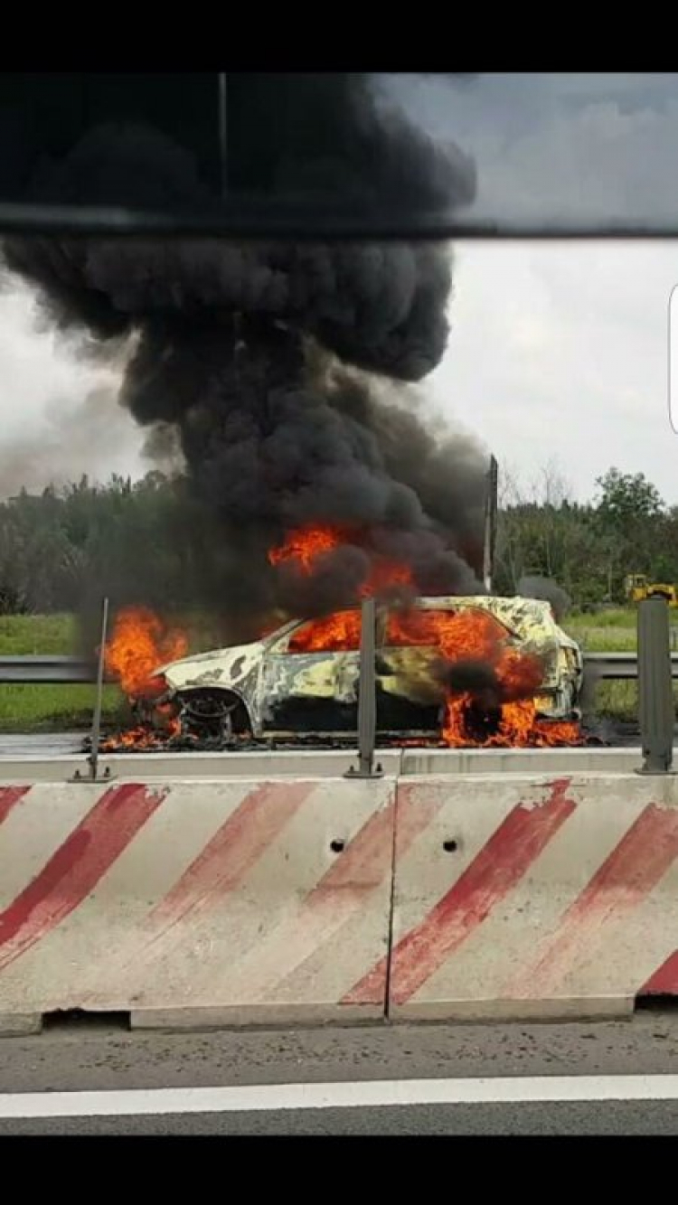 Cháy KIA Sorento trên cao tốc LT-DG