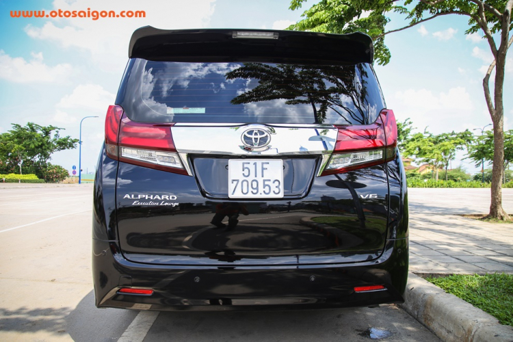Chi tiết “chuyên cơ mặt đất” Toyota Alphard tại Sài Gòn Chi tiết “chuyên cơ mặt đất” Toyota Alphard tại Sài Gòn