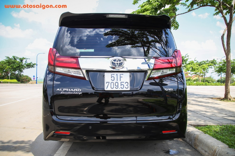 Chi tiết “chuyên cơ mặt đất” Toyota Alphard tại Sài Gòn