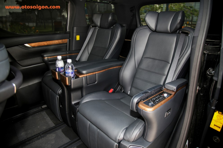 Chi tiết “chuyên cơ mặt đất” Toyota Alphard tại Sài Gòn Chi tiết “chuyên cơ mặt đất” Toyota Alphard tại Sài Gòn
