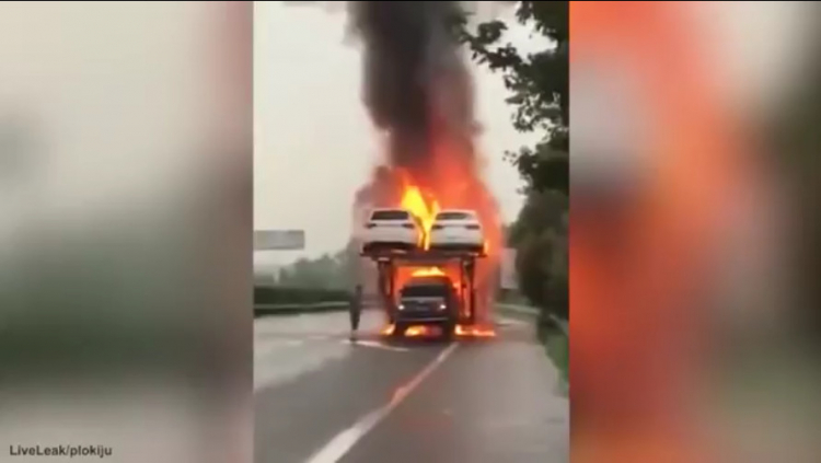 Tài xế liều mình lao vào đám cháy cứu xe