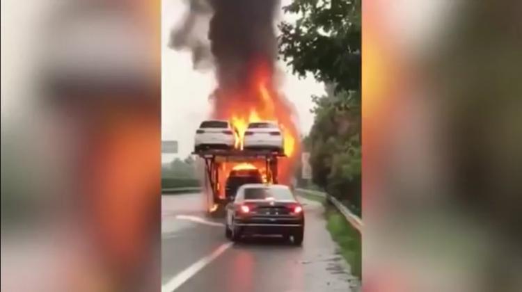 Tài xế liều mình lao vào đám cháy cứu xe