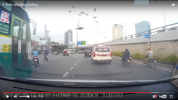 Ý thức nhường đường của tài này quá kém. Ý thức nhường đường của tài này quá kém.
