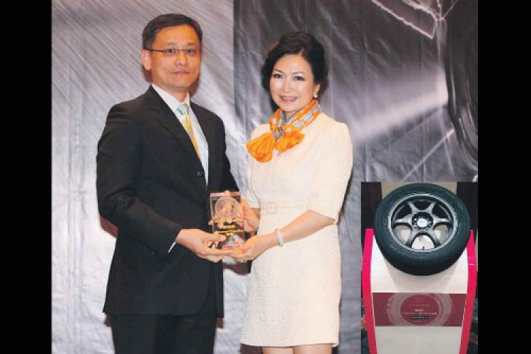 Lốp Goodyear Assurance TripleMax đạt giải “Lốp xe của năm 2013" do Motor Trend bình chọn