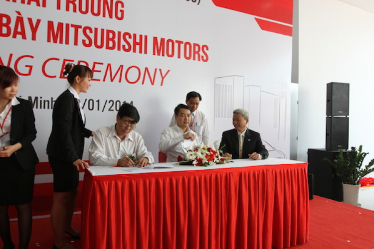 Khai trương phòng trưng bày Mitsubishi mới trên đại lộ Đông Tây