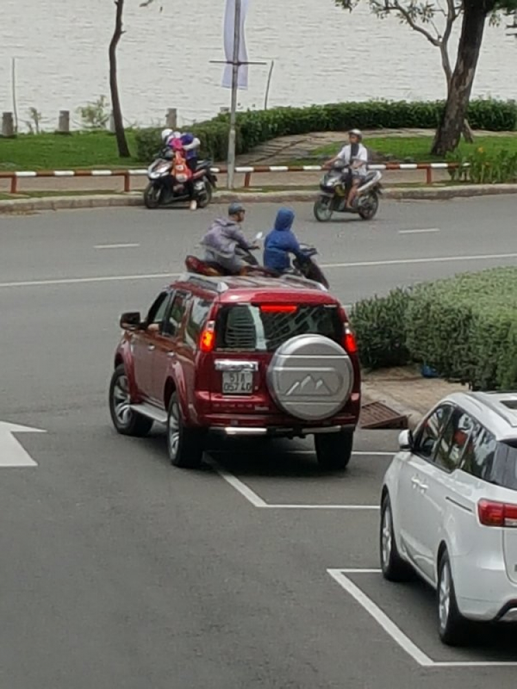 Ý thức của bác tài Ford 51A-057.40 đeo logo otosaigon quá kém