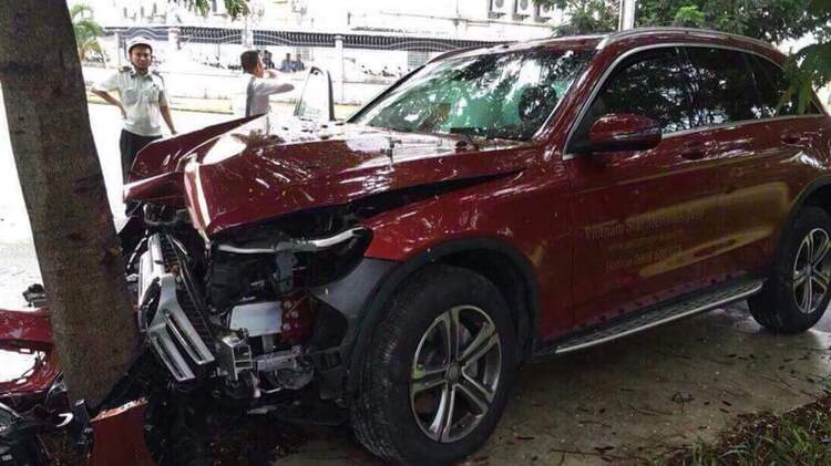 Giúp em phản bác ý kiến: xe tự động về N khi đang chạy chậm để dừng đèn đỏ Giúp em phản bác ý kiến: xe tự động về N khi đang chạy chậm để dừng đèn đỏ