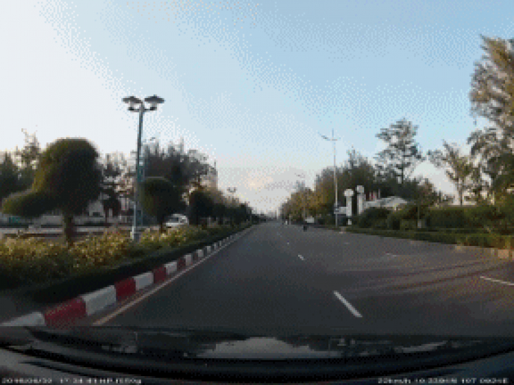 Nhường đường cho người đi bộ