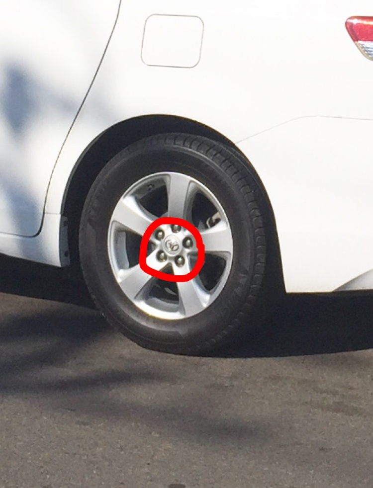 Xe bị tháo logo Toyota phía trước Xe bị tháo logo Toyota phía trước