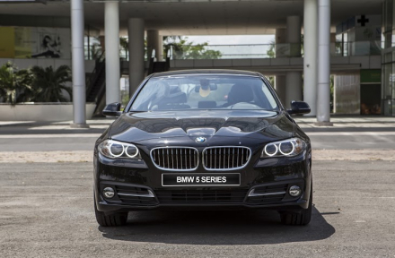 BMW 520i Special Edition với hệ thống đèn chiếu sáng Xenon đặc trưng.jpg