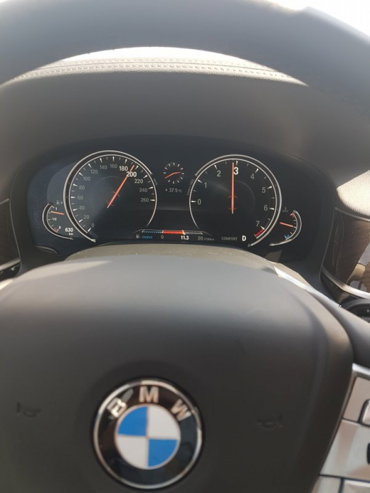 BMW 730Li màu xanh "hoàng gia" độc đáo của khách sạn Reverie Saigon BMW 730Li màu xanh "hoàng gia" độc đáo của khách sạn Reverie Saigon