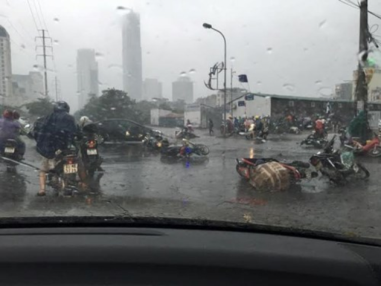 MƯA BÃO THÌ ĐỪNG ĐI RA ĐƯỜNG BẤT KỂ XE GÌ !
