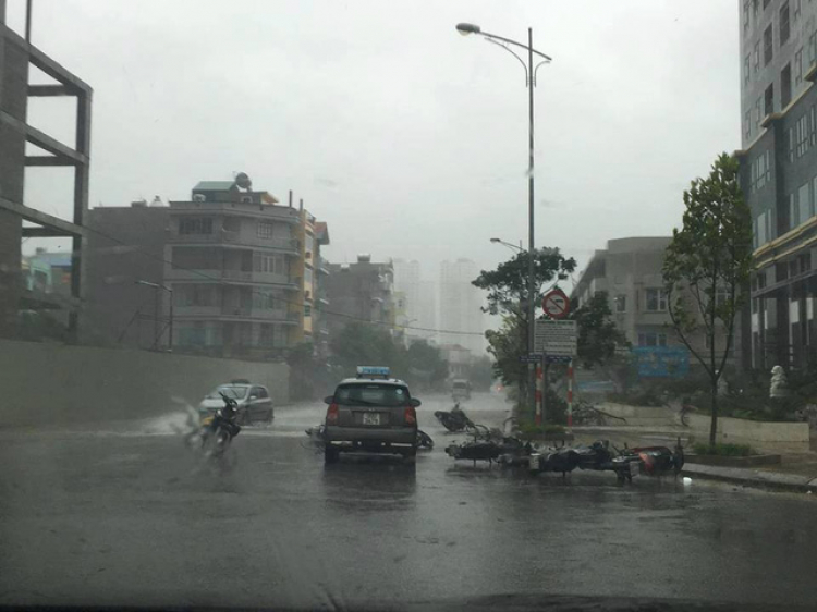 MƯA BÃO THÌ ĐỪNG ĐI RA ĐƯỜNG BẤT KỂ XE GÌ !