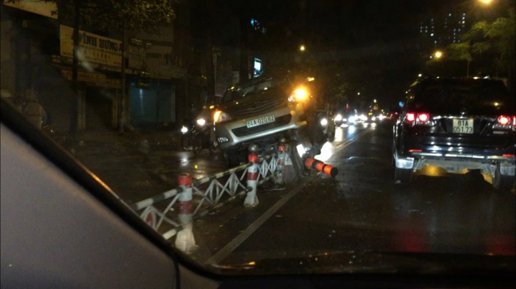 Cảnh báo các ụ bê tông đầu giao lộ đường Lê Hồng Phong! Cảnh báo các ụ bê tông đầu giao lộ đường Lê Hồng Phong!