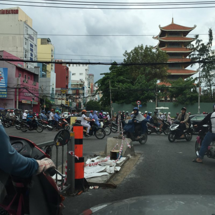 Cảnh báo các ụ bê tông đầu giao lộ đường Lê Hồng Phong!